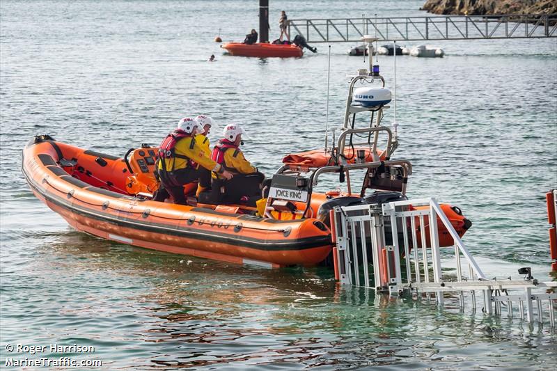 rnli lifeboat b-869 (SAR) - IMO , MMSI 235098756 under the flag of United Kingdom (UK)