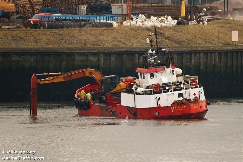 lantic bay (Dredging or UW ops) - IMO , MMSI 235021996, Call Sign MHYZ2 under the flag of United Kingdom (UK)