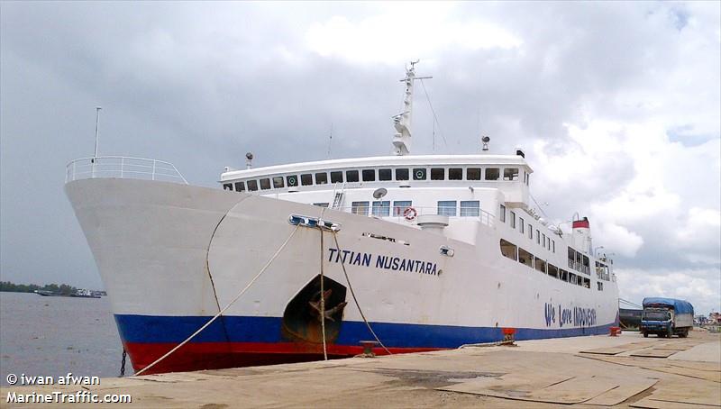 kmp.titian nusantara (Passenger/Ro-Ro Cargo Ship) - IMO 7125952, MMSI 525002084, Call Sign YDGS under the flag of Indonesia